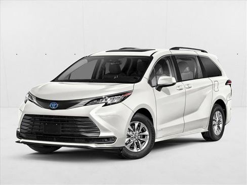 Used 2025 Toyota Sienna LE FWD image 1