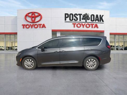 Used 2017 Chrysler Pacifica Touring-L FWD image 7