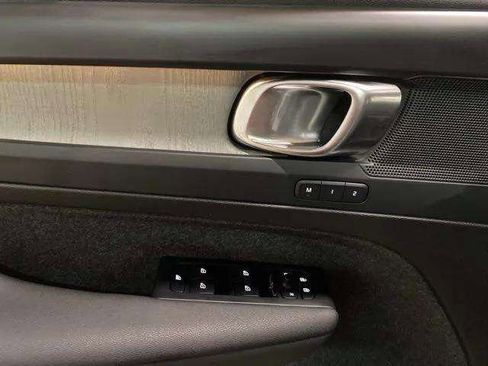 Used 2025 Volvo XC40 B5 Plus image 25