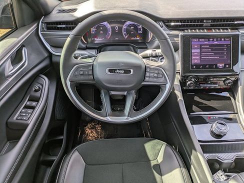 New 2025 Jeep Grand Cherokee Altitude image 14