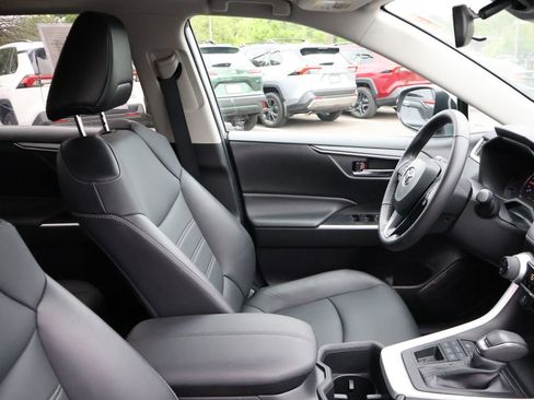 Used 2022 Toyota RAV4 XLE Premium AWD/4WD image 8
