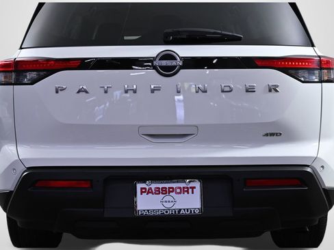 Used 2025 Nissan Pathfinder SV image 9