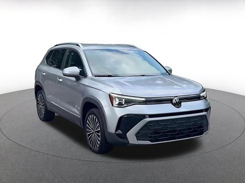 Used 2026 Volkswagen Taos SE FWD image 3