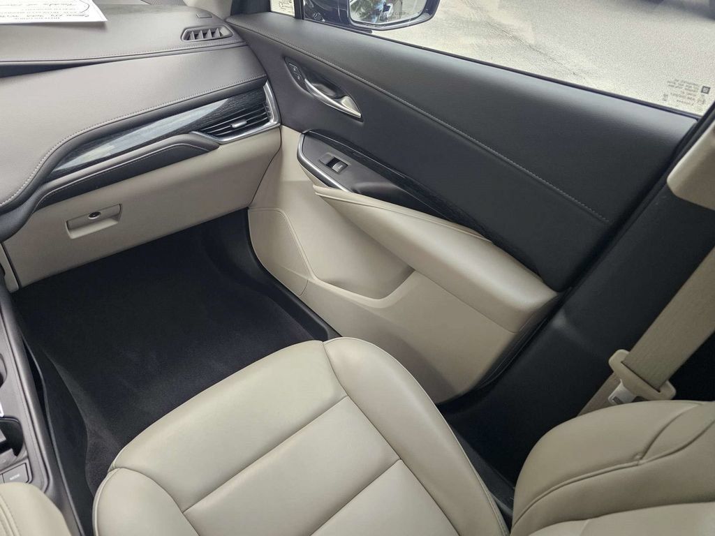 Used 2023 Cadillac XT4 Premium Luxury FWD image 19