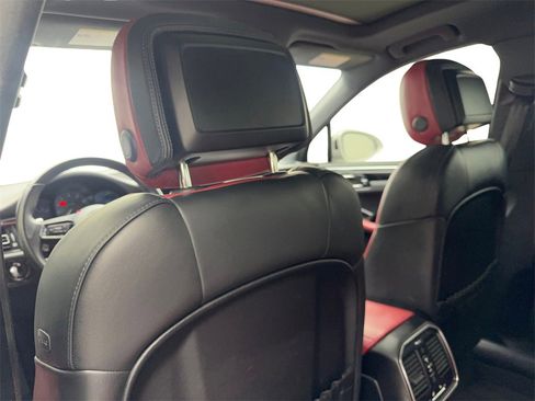 Used 2023 Porsche Macan Turbo image 34