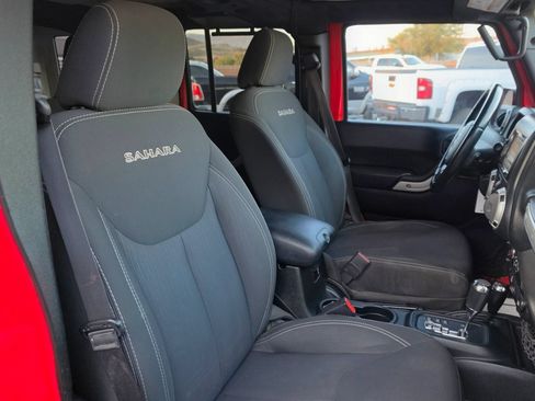 Used 2018 Jeep Wrangler Unlimited Sahara AWD/4WD image 31