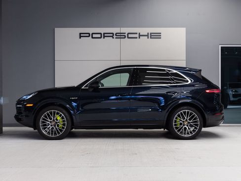 Certified 2023 Porsche Cayenne AWD/4WD image 2
