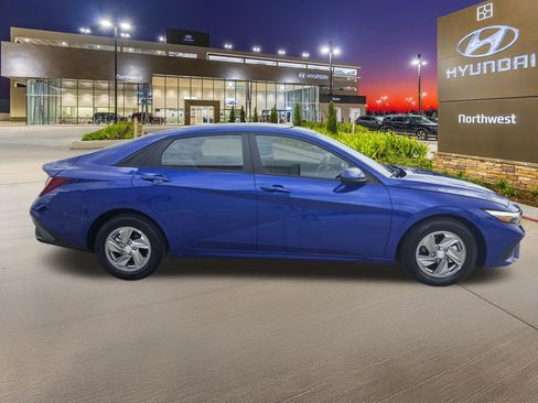Certified 2025 Hyundai Elantra SE FWD image 6
