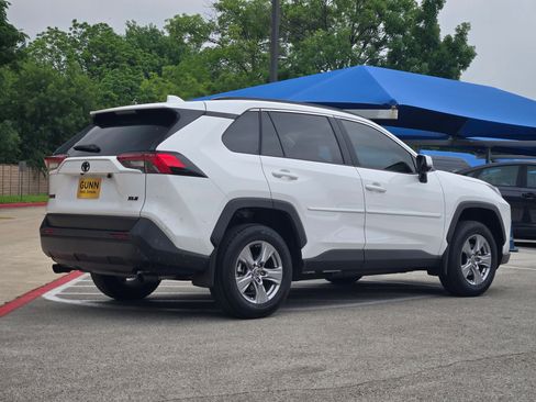 Used 2025 Toyota RAV4 XLE w/ Convenience Package FWD image 3