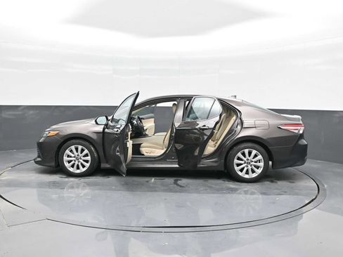 Used 2019 Toyota Camry LE image 39