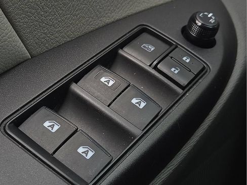 Used 2018 Toyota Sienna L w/ Carpet Mat Package FWD image 17
