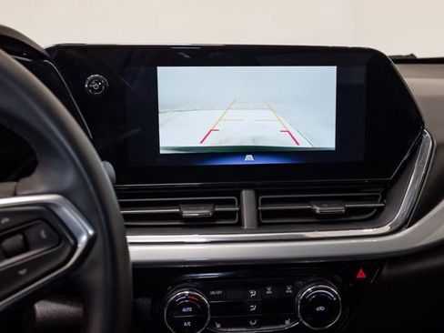 Used 2025 Chevrolet Trax LT w/ LT Convenience Package image 13