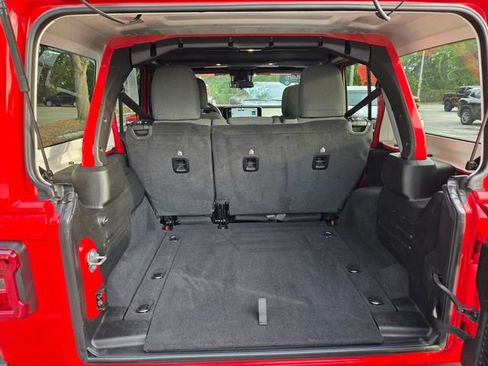 Used 2025 Jeep Wrangler Unlimited Sahara AWD/4WD image 19