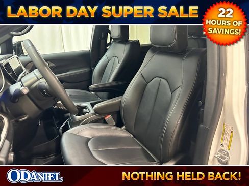 Used 2025 Chrysler Pacifica Select FWD image 8
