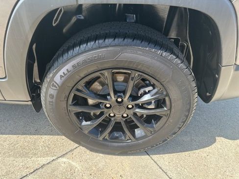 Used 2023 Jeep Cherokee Altitude Lux image 5