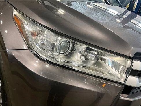 Used 2019 Toyota Highlander LE AWD/4WD image 28