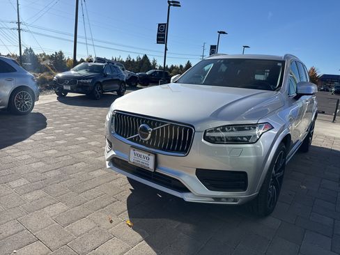 Used 2022 Volvo XC90 T6 Momentum w/ Advanced Package image 2