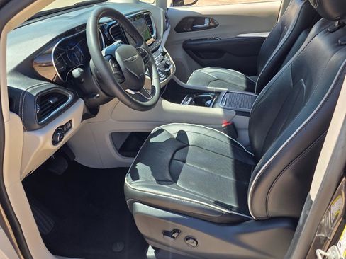 Used 2023 Chrysler Pacifica Limited FWD image 9