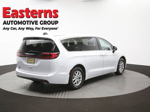 Used 2023 Chrysler Pacifica Touring-L FWD image 42