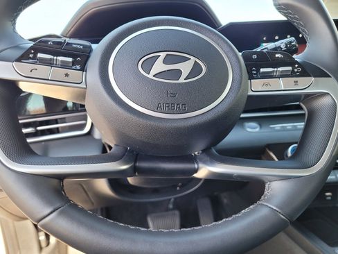 Certified 2025 Hyundai Elantra SEL image 31