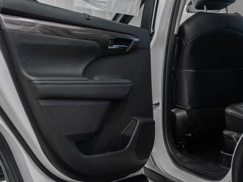 Used 2023 Toyota Highlander Limited image 38