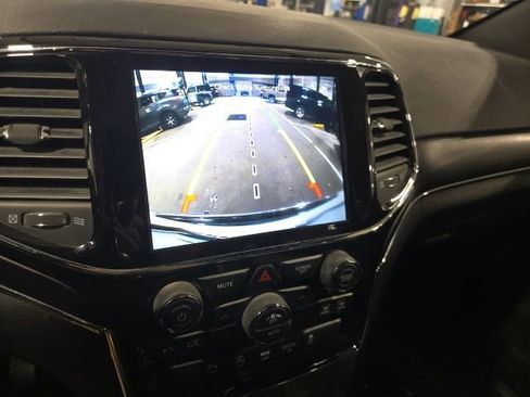 Used 2021 Jeep Grand Cherokee Limited image 16