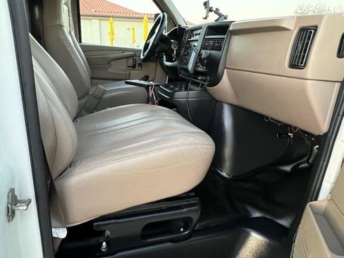 Used 2007 Chevrolet Express 3500 RWD image 16