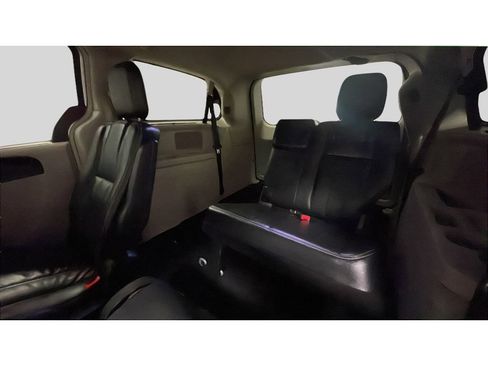 Used 2011 Chrysler Town & Country Touring-L w/ Entertainment Group #2 image 7