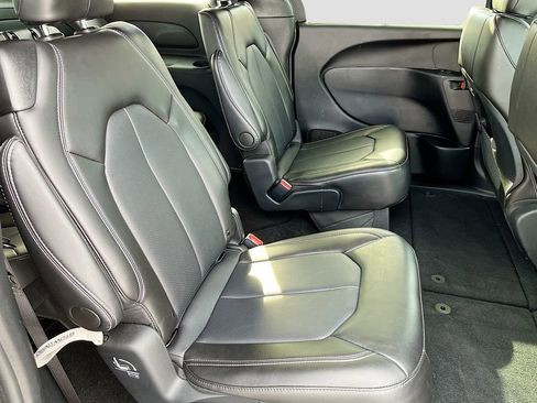Used 2025 Chrysler Pacifica Select image 26