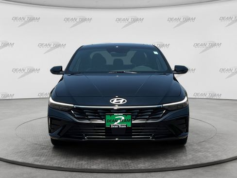 Certified 2025 Hyundai Elantra Limited FWD image 2