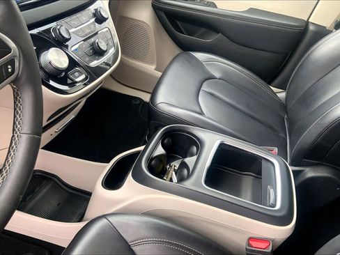 Used 2023 Chrysler Pacifica Touring-L FWD image 15