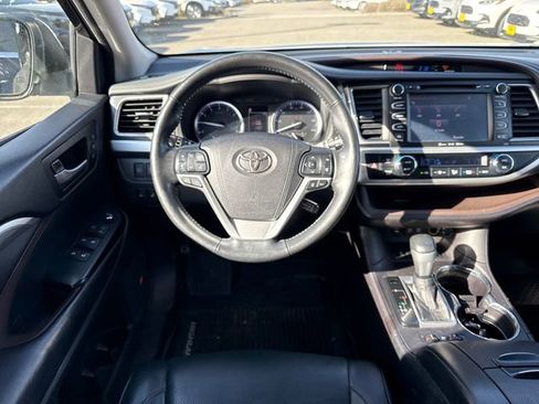 Used 2018 Toyota Highlander Limited Platinum image 32