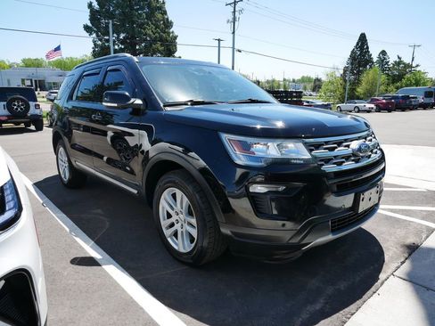 Used 2018 Ford Explorer XLT w/ Equipment Group 202A AWD/4WD image 7