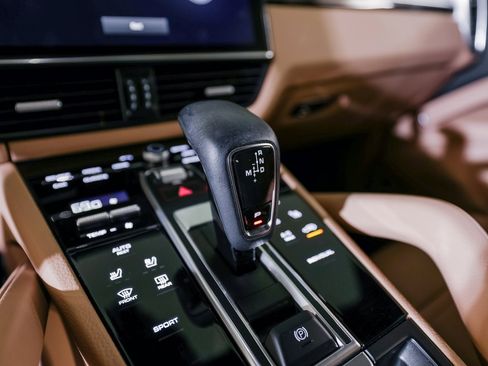 Certified 2022 Porsche Cayenne Platinum Edition image 20