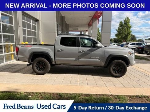 Used 2018 Toyota Tacoma TRD Sport AWD/4WD image 2