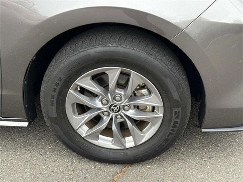 Used 2024 Toyota Sienna XLE image 7