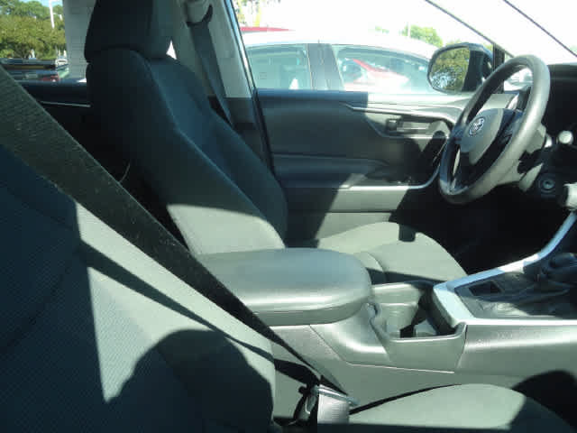 Used 2021 Toyota RAV4 LE AWD/4WD image 9