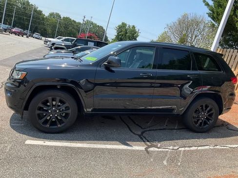 Used 2020 Jeep Grand Cherokee Altitude RWD image 4