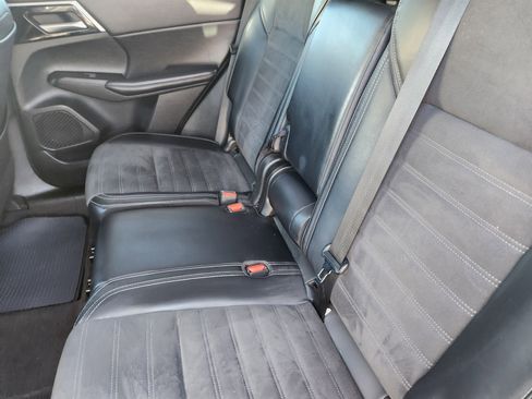 Used 2024 Mitsubishi Outlander SE image 19