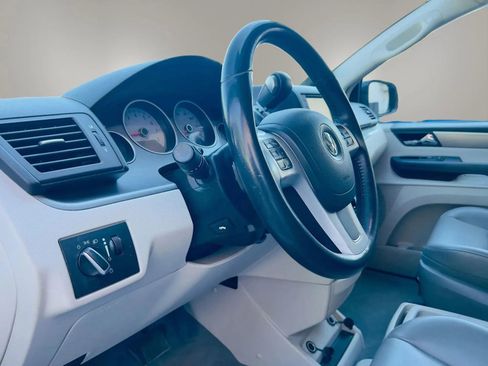 Used 2014 Volkswagen Routan SE FWD image 21