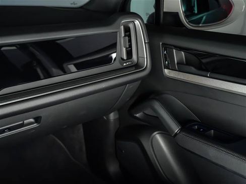 Certified 2026 Porsche Cayenne AWD/4WD image 28