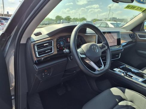 Used 2024 Volkswagen Atlas SE AWD/4WD image 10