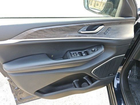 Used 2023 Jeep Grand Cherokee Limited w/ Luxury Tech Group II image 20