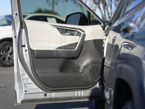 Used 2020 Toyota RAV4 XLE Premium image 30