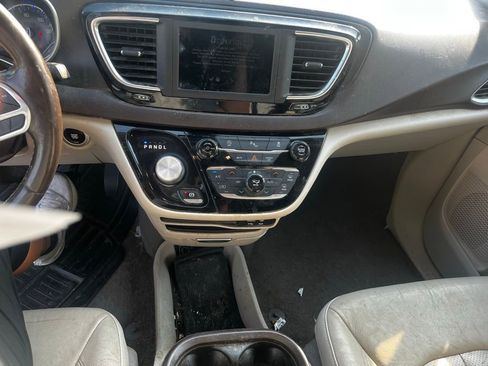 Used 2020 Chrysler Pacifica Touring-L image 11