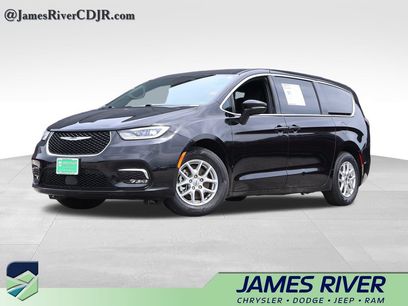 Used 2025 Chrysler Pacifica Select