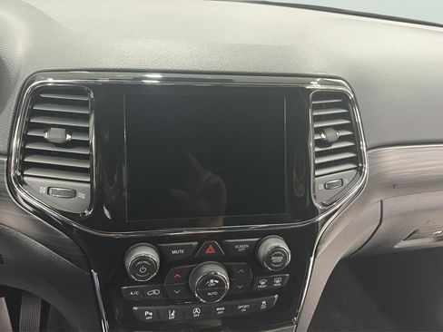 Used 2022 Jeep Grand Cherokee Laredo X image 19