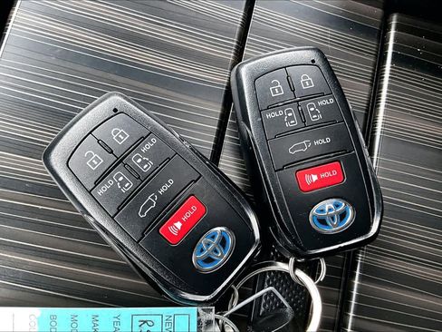 Certified 2024 Toyota Sienna Platinum image 15