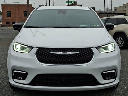 Used 2025 Chrysler Pacifica Select image 2