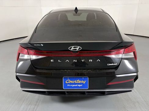 Used 2025 Hyundai Elantra Limited FWD image 7